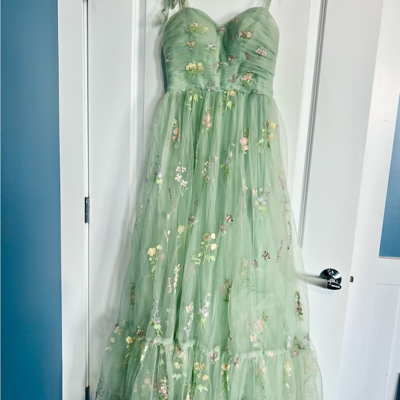 Spring Green Chiffon Dress with embroidered flowers - Picture 3 of 3
